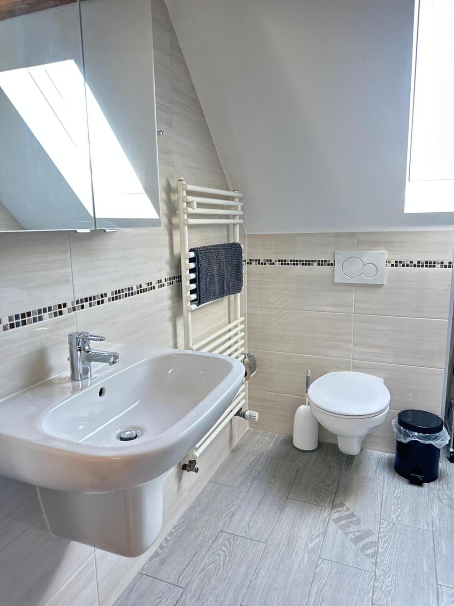 1 Zimmer Wohnung Dg Mit Klimaanlage Und Kleinen Balkon Oedheim エクステリア 写真